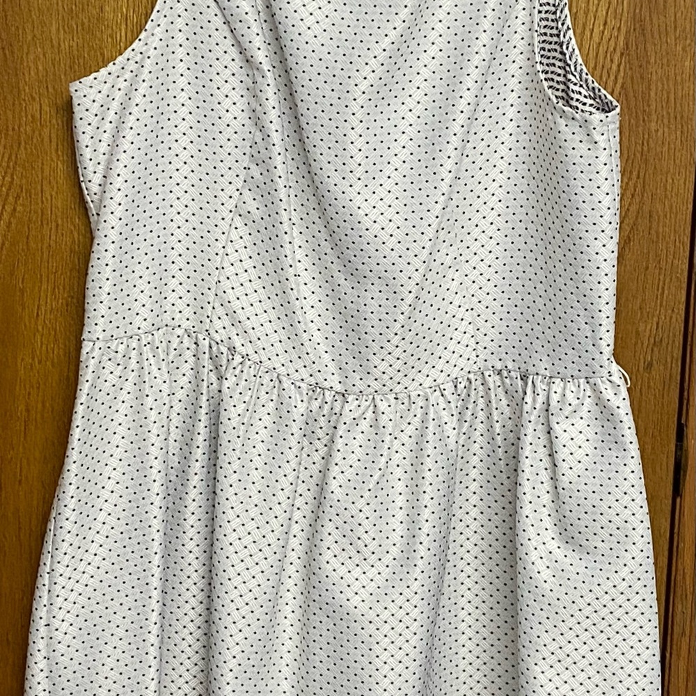 White satin mini dress about kneecap and sleeveless